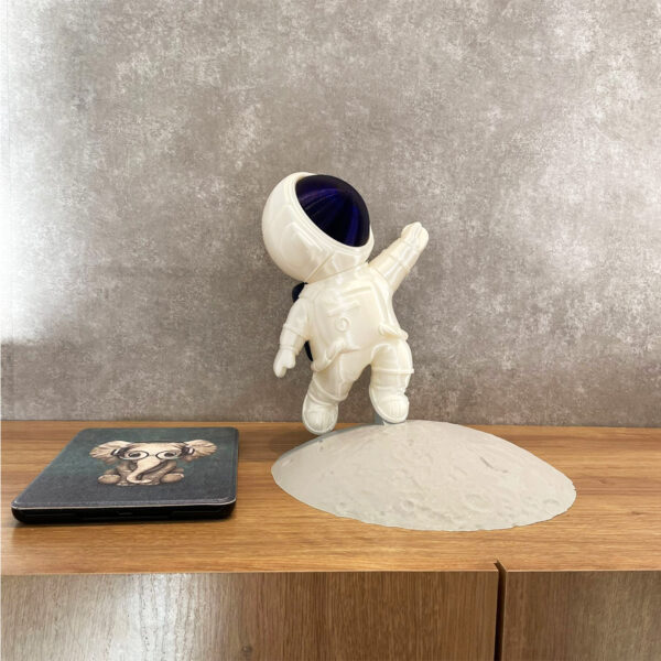 Astronauta na lua - Decoração para estante ou mesa - Image 2