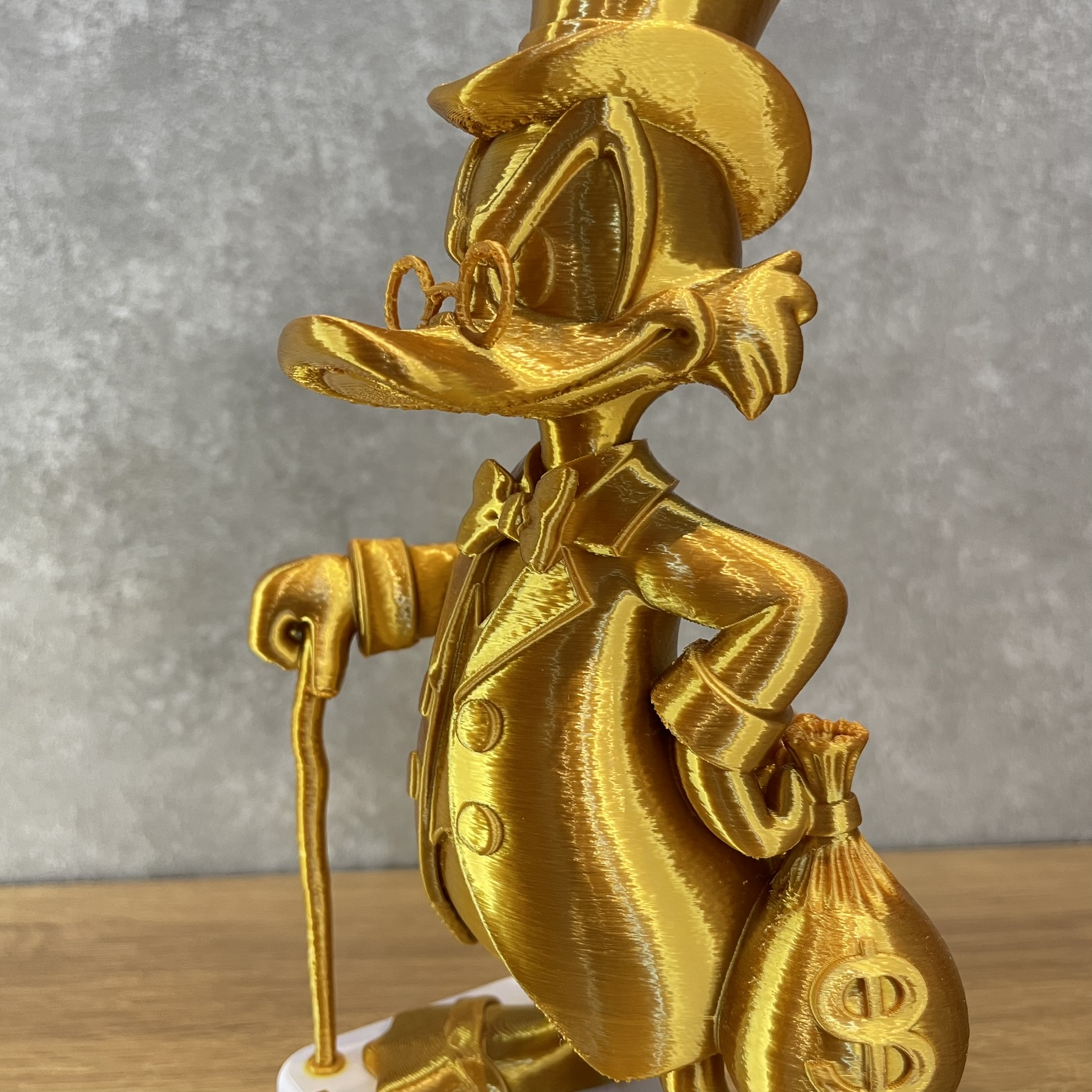 Estátua Tio Patinhas Dourado com Base – Decoração Geek Premium
